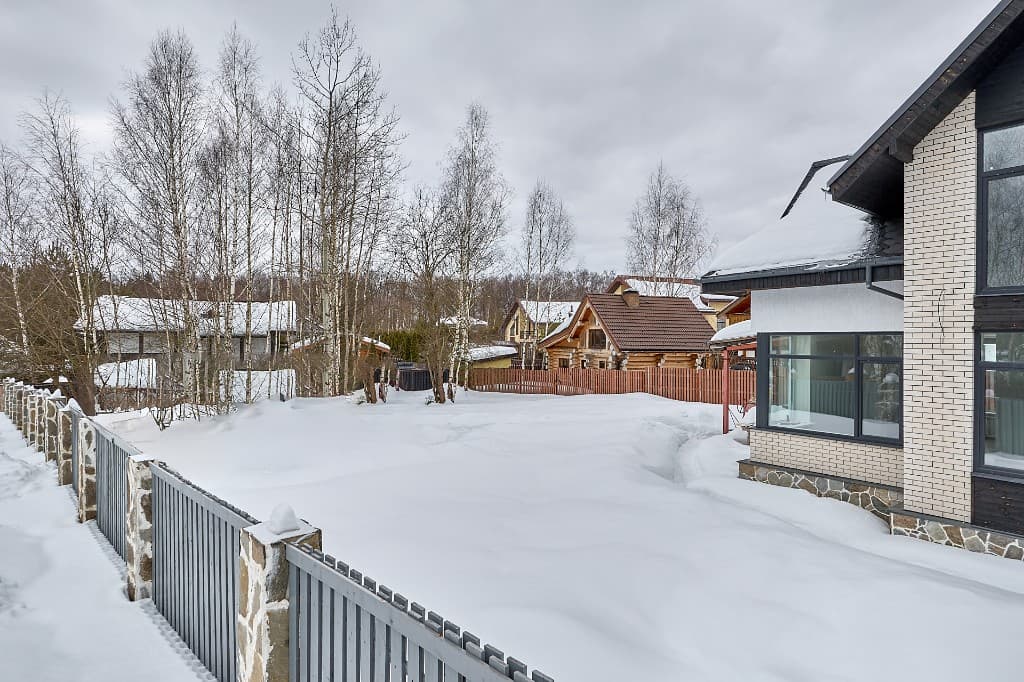 Участок с деревьями